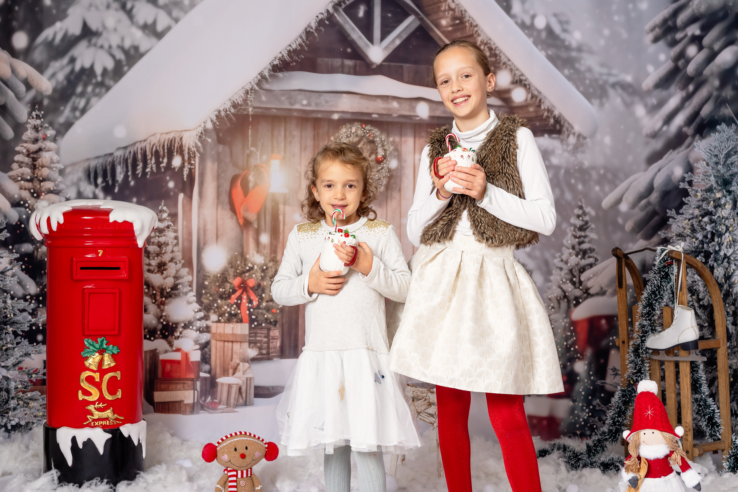 Christmas_mini_photoshoot_Zurich xmas_children_family_switzerland_Amelie-Clements_snow-chalet