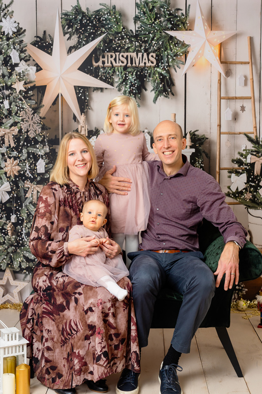 christmas-mini-photo-session-zurich-studio-portrait-elegant-family-green_Switzerland_Amelie-Clements