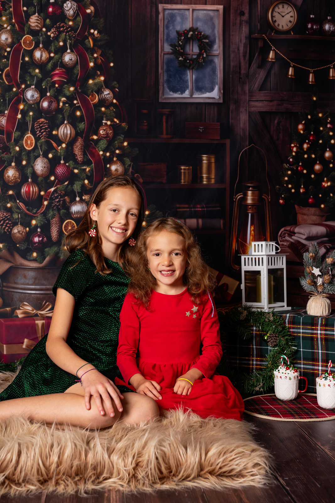 Christmas mini photoshoots Zurich photosessions traditional red green wooden cosy studio Amelie Clements Photographer